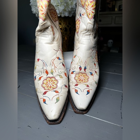Lucchese Vintage  Floral Embroidered Cream Boots Size 7 - Picture 3 of 10
